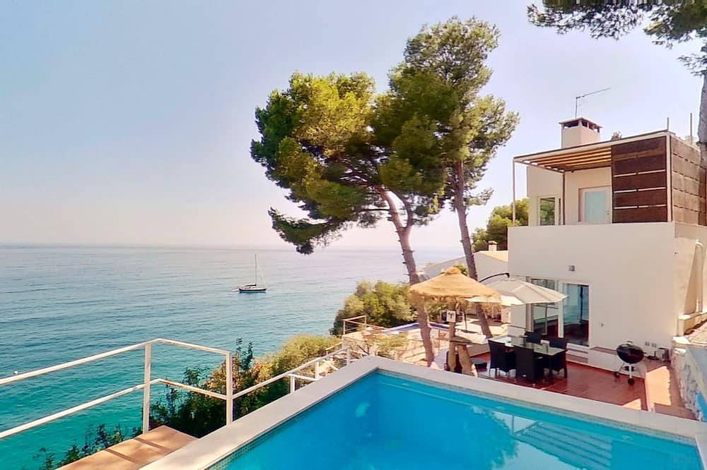 Oceanfront Villa "Mare Cubum" panoramic views, extreme location, pool, climate! in La Herradura, Costa Tropical