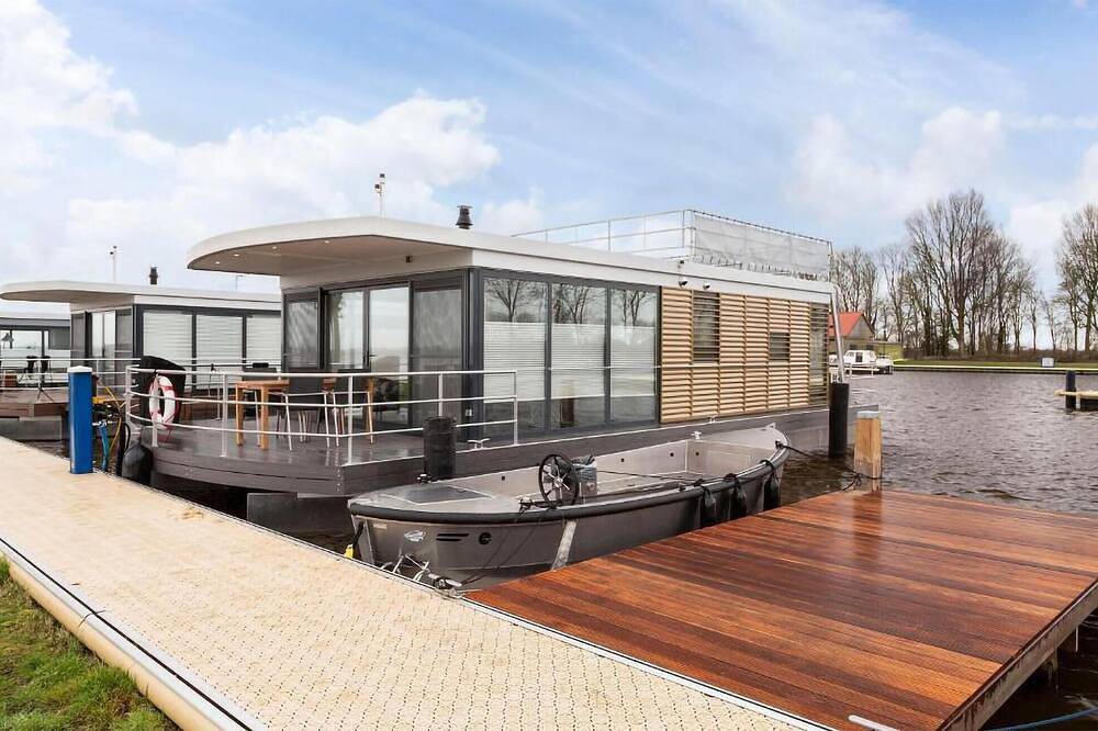 Prachtig schip in Offingawier met uitzicht op de haven in Friesland