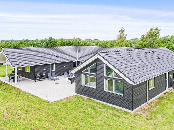 Ferienhaus für 20 Personen, mit Balkon/Terrasse und Pool sowie Sauna und Terrasse, kinderfreundlich in Marielyst