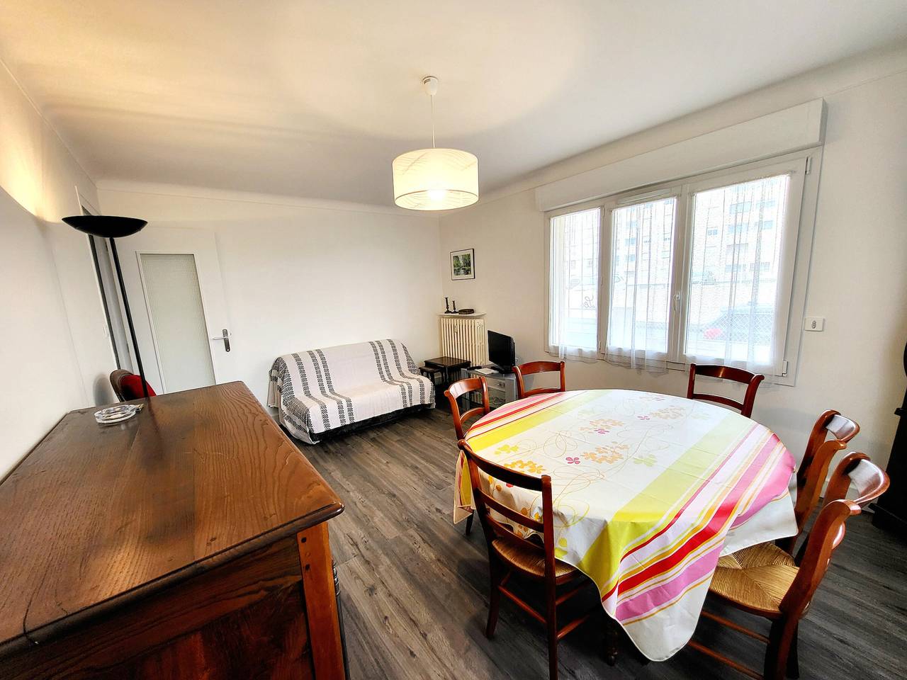 Entire apartment, Modern 1-Bed Apartment with Parking in Charming La Chaume, Close to Beach & Market in Les Sables-d'Olonne, Vendée