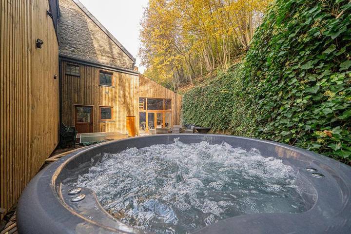 Gîte pour 9 personnes, avec jacuzzi ainsi que balcon et piscine dans Hatrival