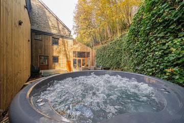 Gîte pour 9 personnes, avec balcon ainsi que piscine et jacuzzi dans Hatrival