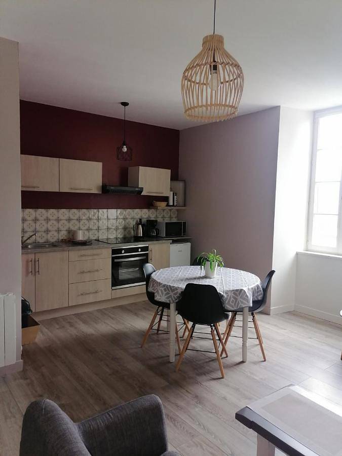 Appartement entier, One-Bedroom Apartment in Saint-Agrève, Parc naturel régional des Monts d'Ardèche
