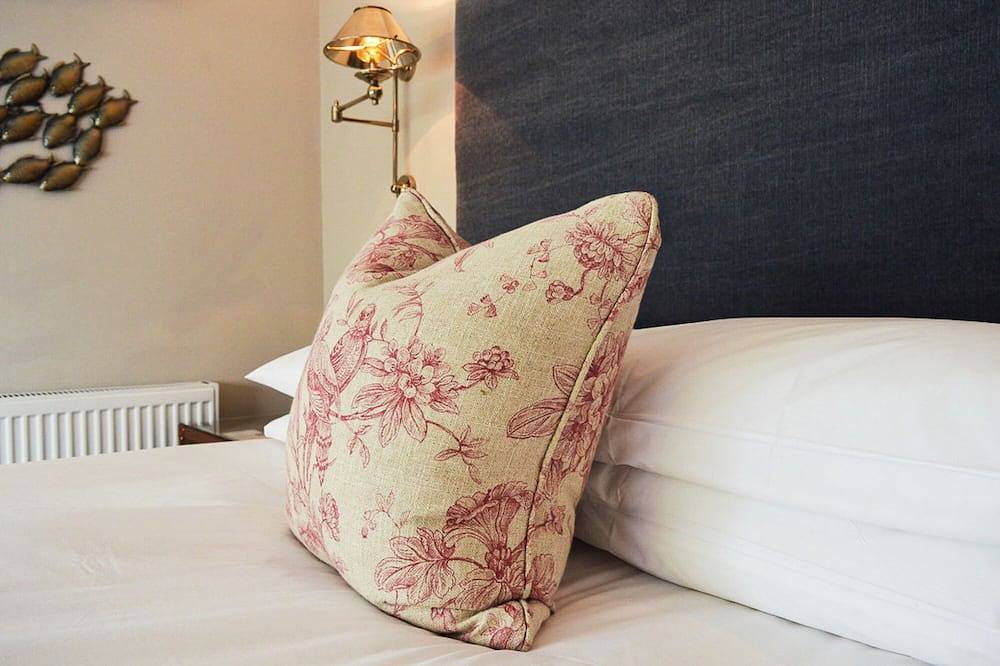 Purbeck - King or Twin Room - Ensuite with bath in Barton on Sea, Hampshire