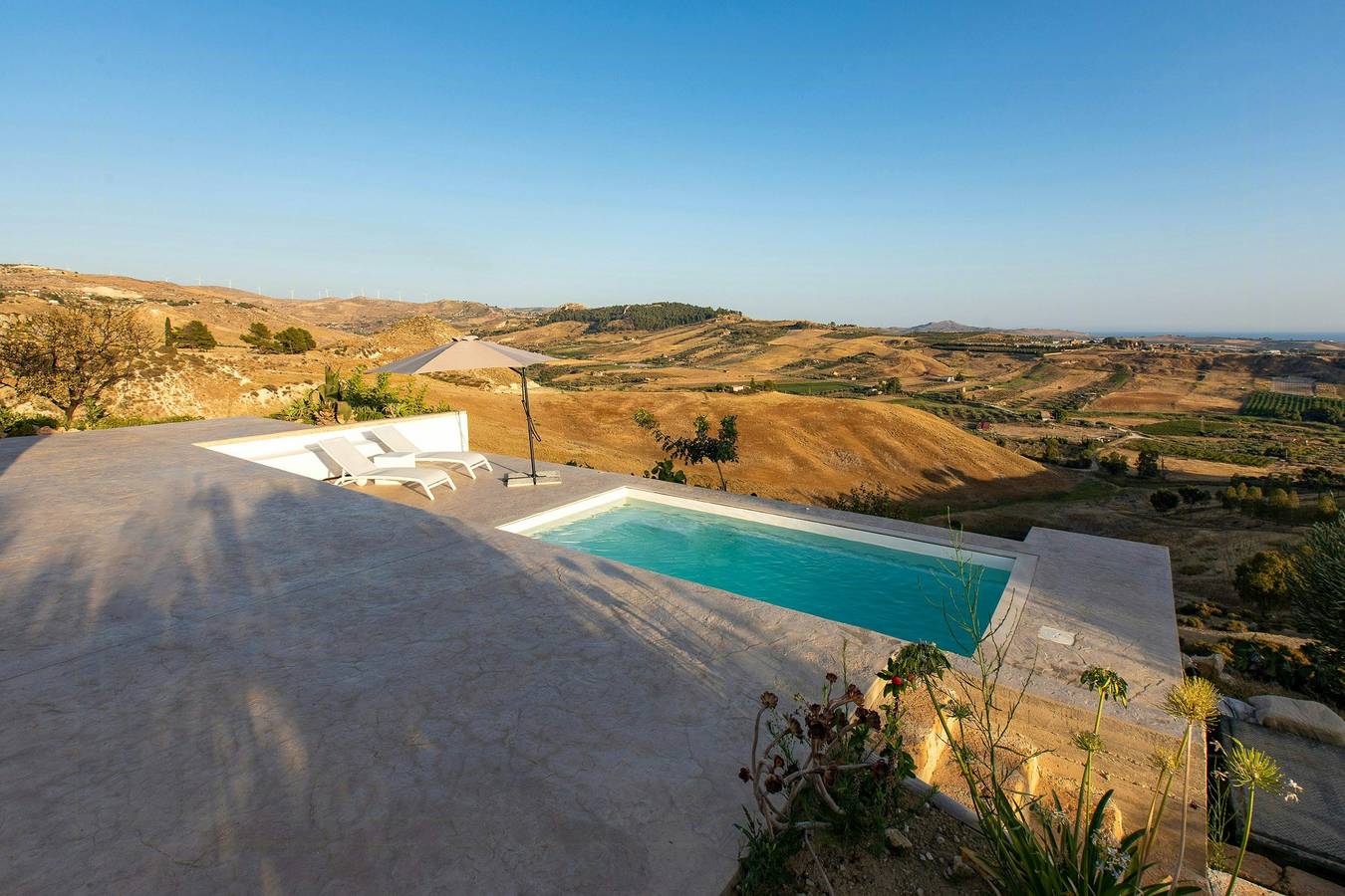 Minimalistische Villa mit Pool inmitten der Weinberge in Favara, Agrigento Provinz