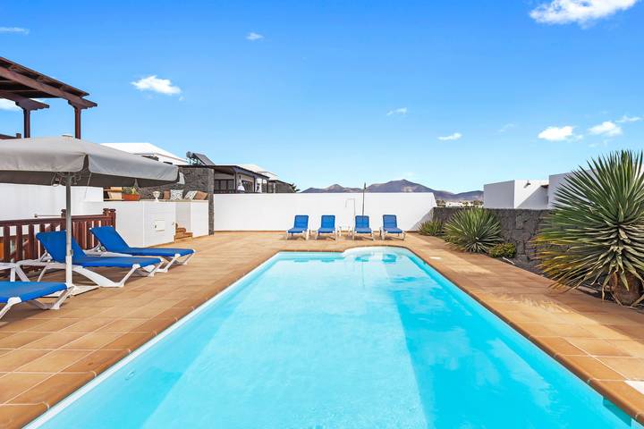 Villa "Jeamir 2" mit Privatem Pool, Privatem Whirlpool und Wlan in Playa Blanca, Yaiza