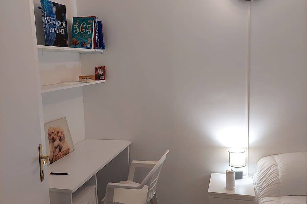 Entire apartment, 2-room apartment with small garden in Rosny-sous-Bois, Seine-Saint-Denis