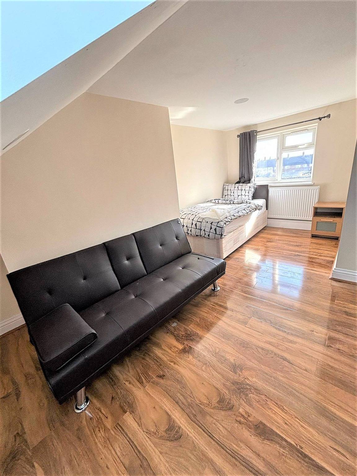 Large & Cozy 5-Bed House in a Quiet Dagenham Area in London Borough of Barking and Dagenham, Londyn
