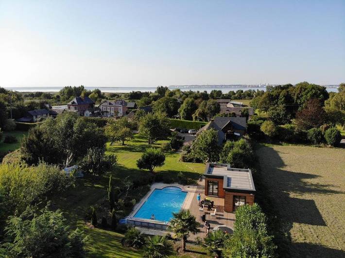 Gîte pour 4 personnes, avec piscine et jacuzzi ainsi que jardin et terrasse à Pennedepie