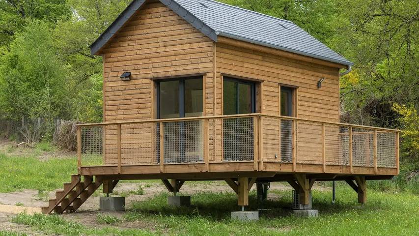 Location de vacances pour 5 personnes, avec sauna ainsi que piscine et terrasse, animaux acceptés à Meyrignac-l'Église