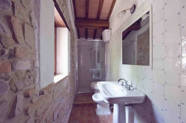 Authentic stone farmhouse, pool, view, bbq, wifi, bedrooms with bathroom and a/c in Perugia, Perugia Province