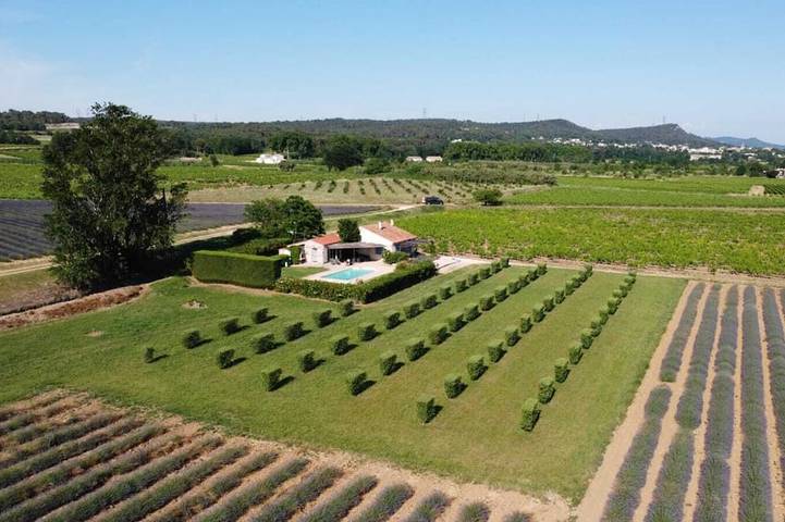 Location de vacances pour 8 personnes, avec jardin et terrasse, animaux acceptés à Saint-Michel-d'Euzet