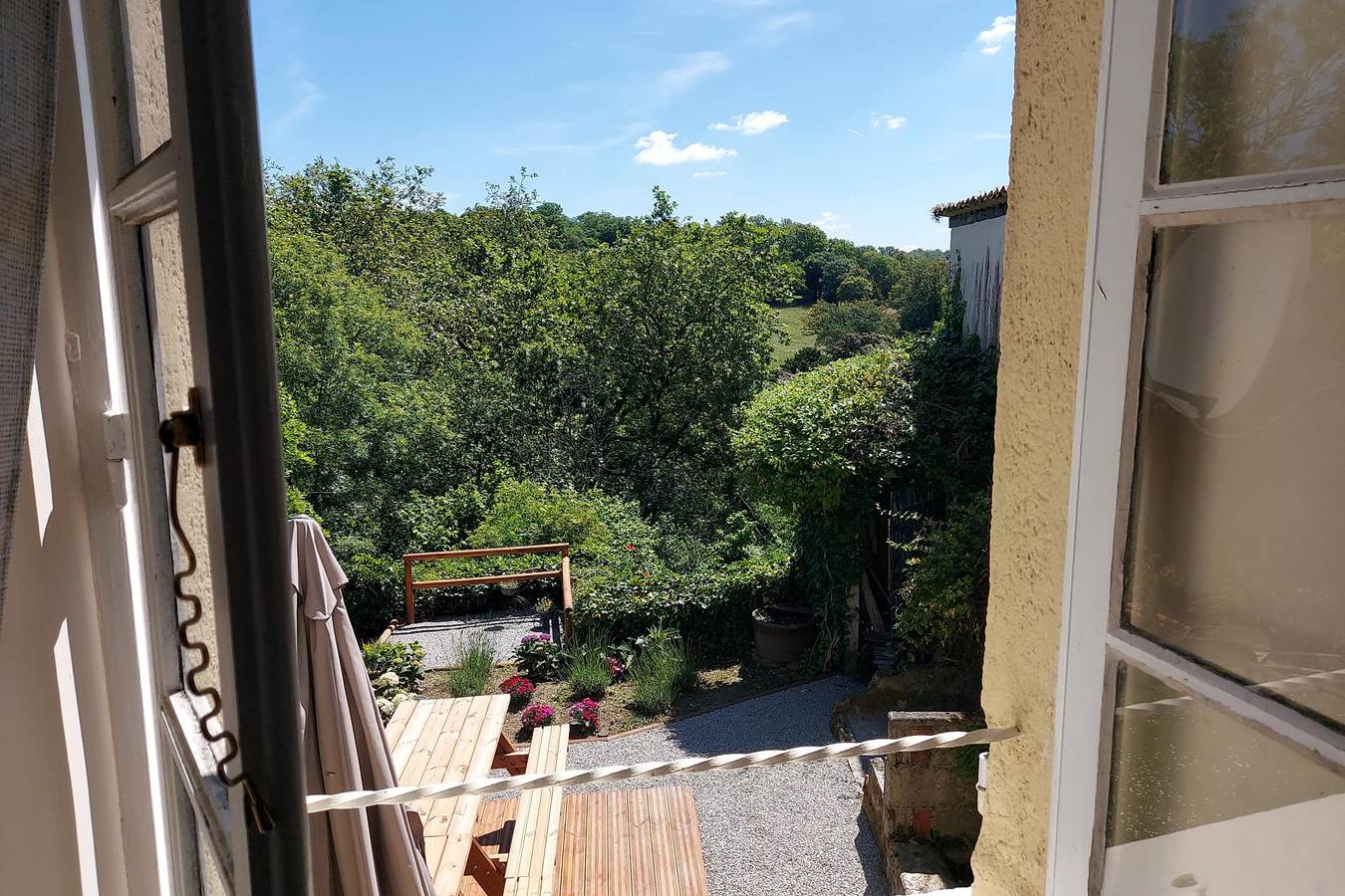 2Bed House Sleeps 4 - Parking, Views, 3min to Town in Confolens, Charente