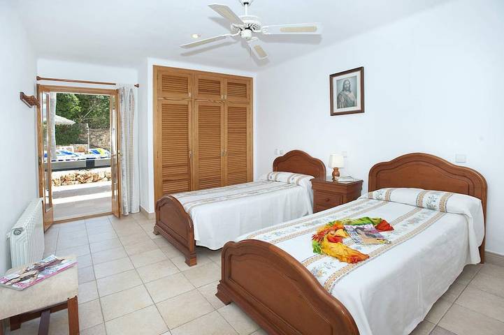 Villa Hortet with 4 bedrooms, central location near the marina in Cala d'Or, Santanyí