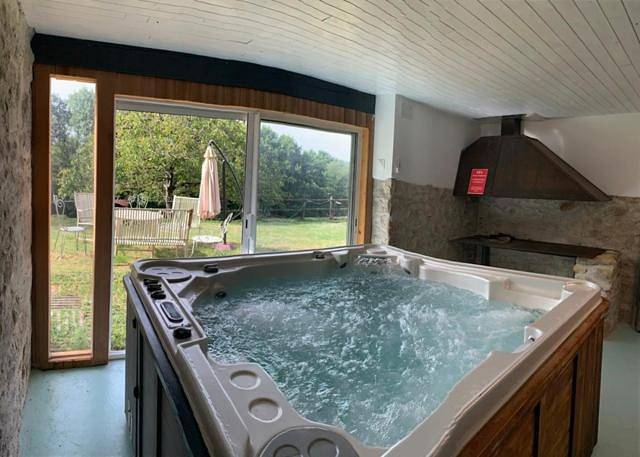 Gîte pour 8 personnes, avec Balcon et Jacuzzi ainsi que Terrasse et Jardin à Lasserre