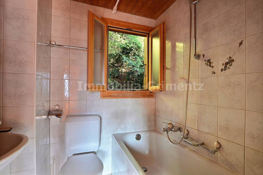 Chalet de confort moyen sur 2 étages pour 8 personnes, salon avec cheminée, cuisine séparée avec lav in Grimentz, Anniviers