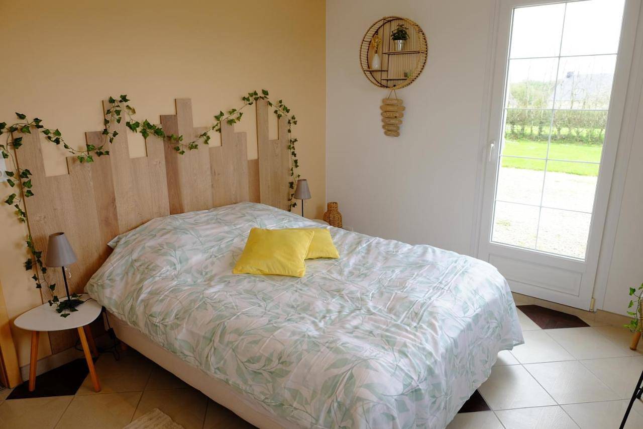 Appartement de vacances entier, Chambre indépendante entre mer et marais du littoral, Salle de bain et Wc privatifs , kitchenette et terrasse partagées in Fontenay-sur-Mer, Région de Cherbourg