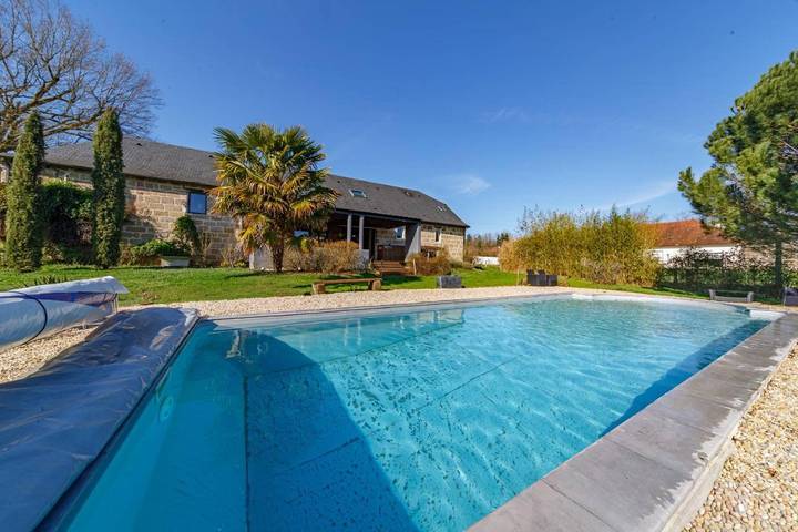 Chalet para 8 personas, con terraza además de jardín y piscina - 1