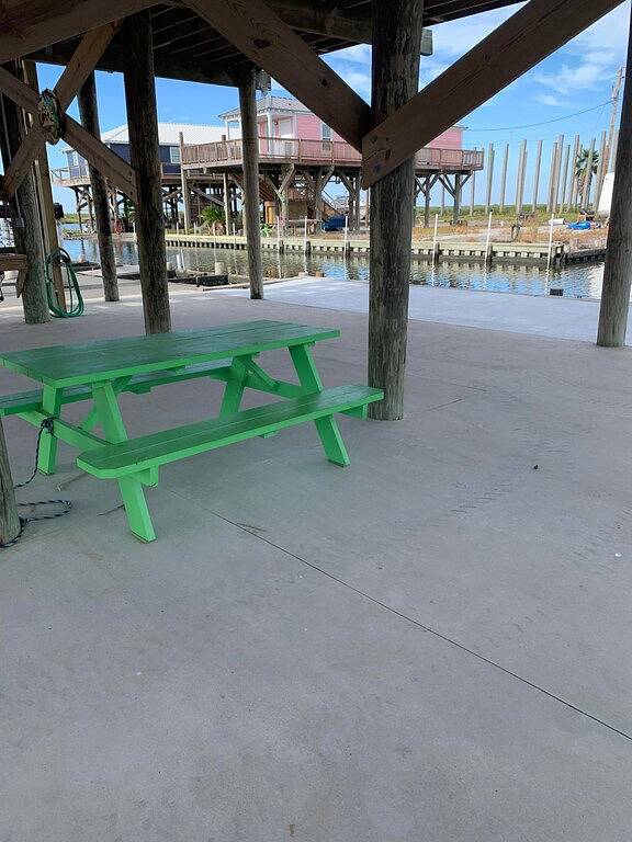 Wahoo ist ein Waterfront Camp mit Bootszugang und Bootsanleger in Grand Isle, Jefferson Parish