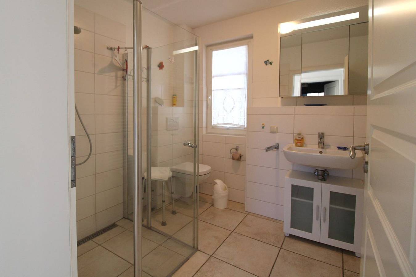 Ganze Wohnung, Eine ruhige und lichtdurchflutete Ferienwohnung im Erdgeschoss in Wustrow, Fischland