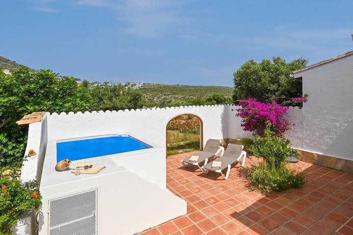Location de vacances pour 6 personnes, avec vue sur l’océan ainsi que piscine et jardin, adapté aux familles dans Cumbre Del Sol - 4