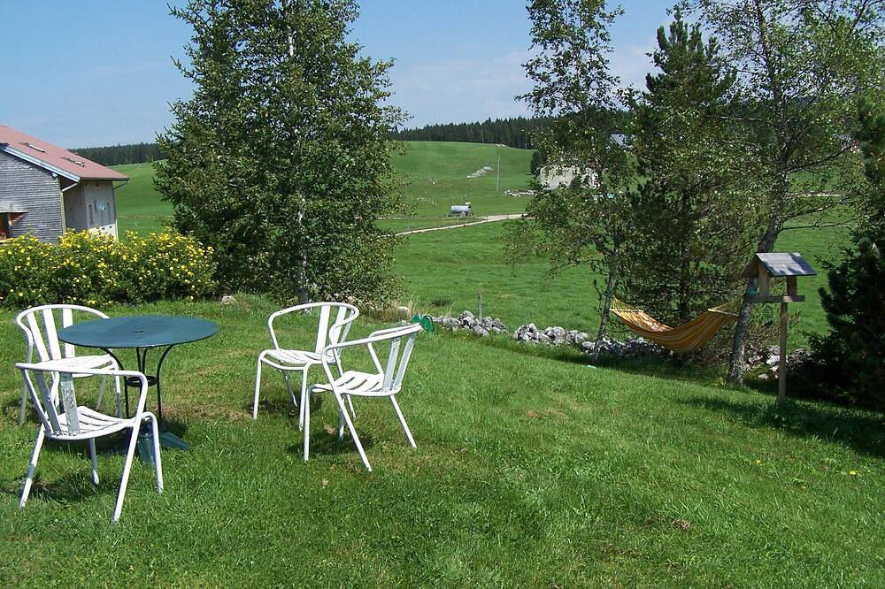 Gites 1 Chambre Pour 3 Personnes et Coin Salon Avec Banquette Convertible Pour 2 in Mouthe-Lac et Mont d’Or, Parc naturel régional du Haut-Jura