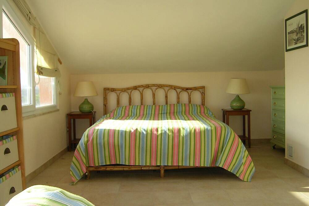 Casadellameridiana: Family villa in an ancient olive grove with views and pool in San Giovanni (Sassari), Sassari