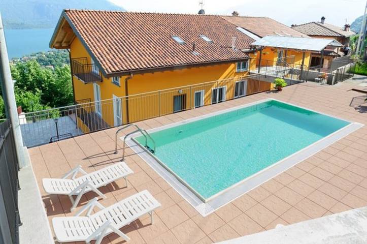 Gîte pour 4 personnes, avec piscine ainsi que vue sur le lac et balcon à Domaso