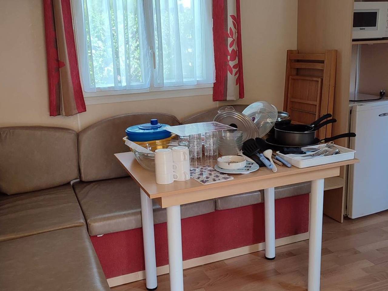 Acogedor mobil-home con terraza - 4 pers. in La Tour-d'Auvergne, Parque Natural Regional Volcans d'Auvergne