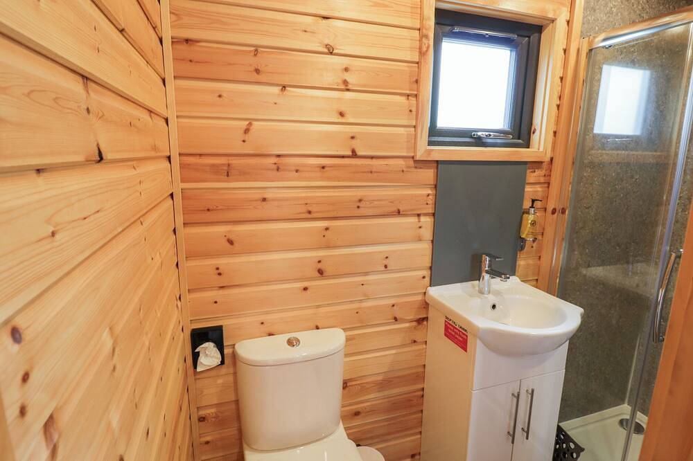 Maple Lodge At Bridge Lake Farm & Fishery in Chacombe in Oxfordshire