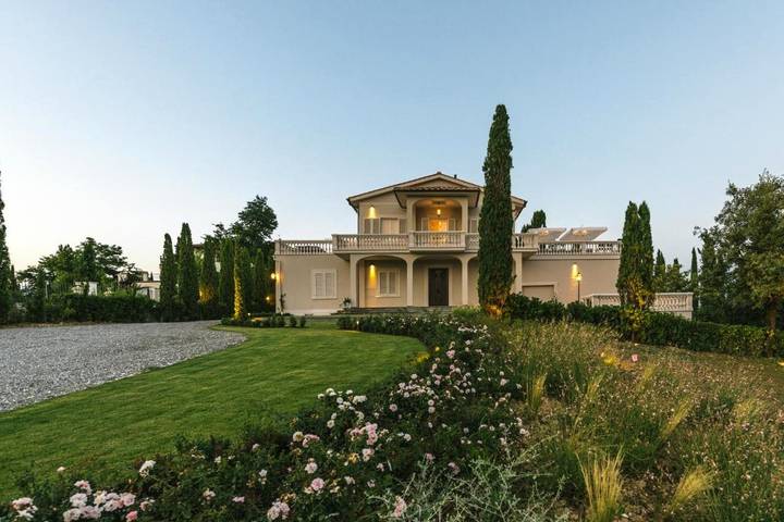 Villa for 19 people, with Balcony and Terrace as well as Yard and Pool in Vinci