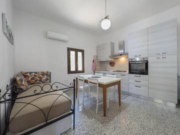 Gîte pour 5 personnes, avec jardin et balcon, adapté aux familles à Loceri