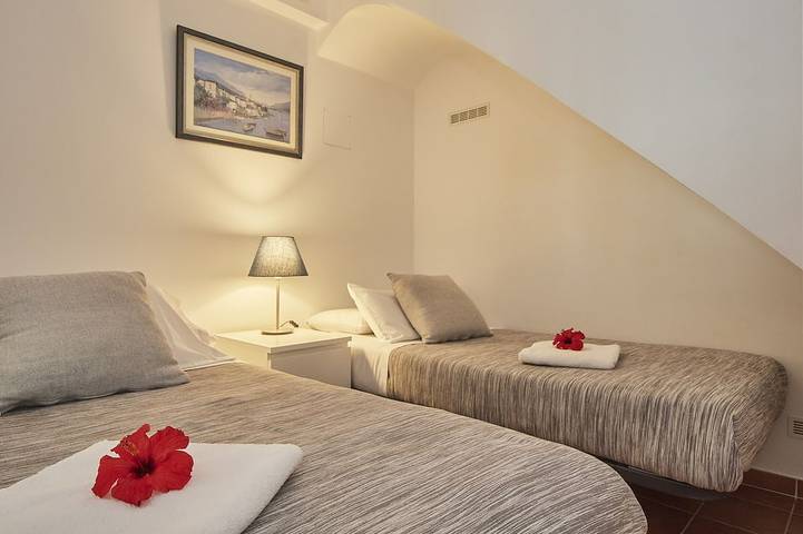Appartement entier, Arts House. Pool, garden, beaches for you ! @ 20 km from Barcelona in Urbanizacion Montcabrer, Cabrils