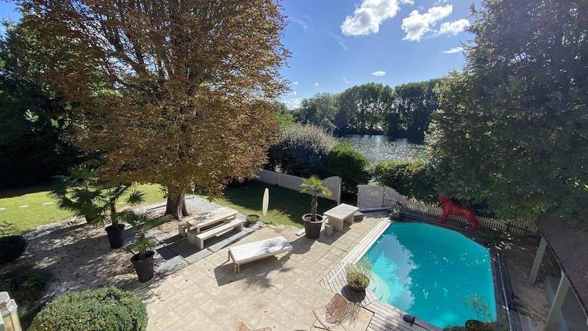 Location de vacances pour 10 personnes, avec Terrasse et Jardin ainsi que Piscine et Vue à Carrières-sur-Seine