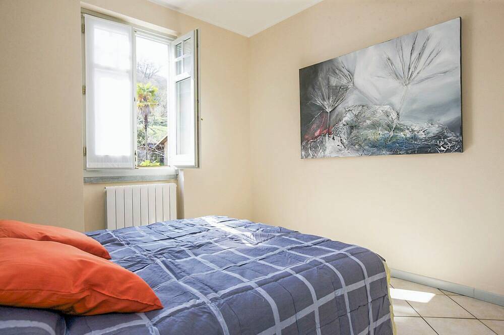 Entire apartment, 3-room apartment with small balcony in an Art Nouveau villa with communal pool in Baveno, Comune di Baveno