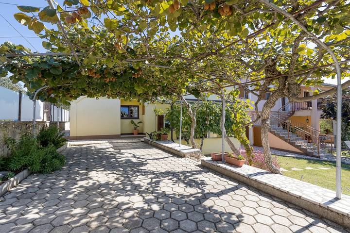 Ferienwohnung für 4 Personen, mit Balkon/Terrasse in Kastelir