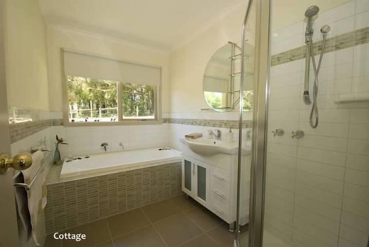 Cottage for 6 people, with hot tub and garden in Victoria