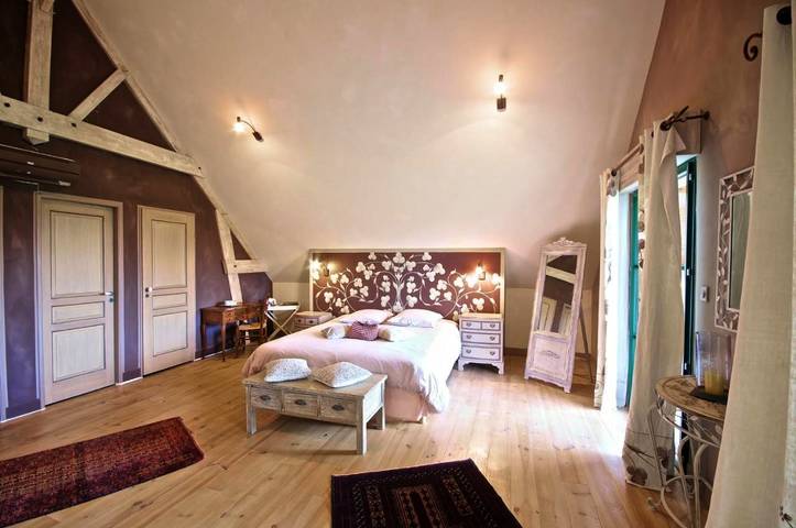 Location de vacances pour 3 personnes, avec Terrasse et Jardin ainsi que Piscine et Sauna à Fougères-sur-Bièvre
