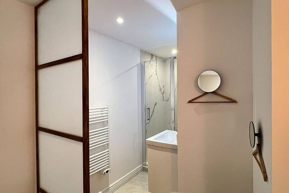 Entire apartment, La Loge de L'odéon-t3 + Terrasse + Cave-3 min à Pied du Centre Ville 6 Personnes in Vienne (Isère), Vienne region