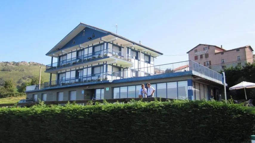 Hotel for 3 people, with garden and view - 1