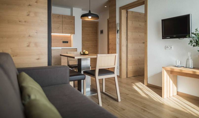 Lägenhet för 2 Personer, med balkong samt trädgård och bastu