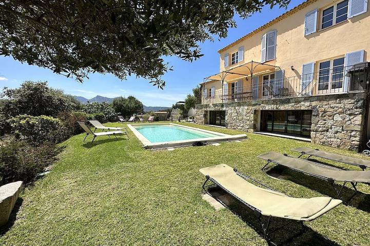 Villa pour 13 personnes, avec jardin et terrasse à Lumio