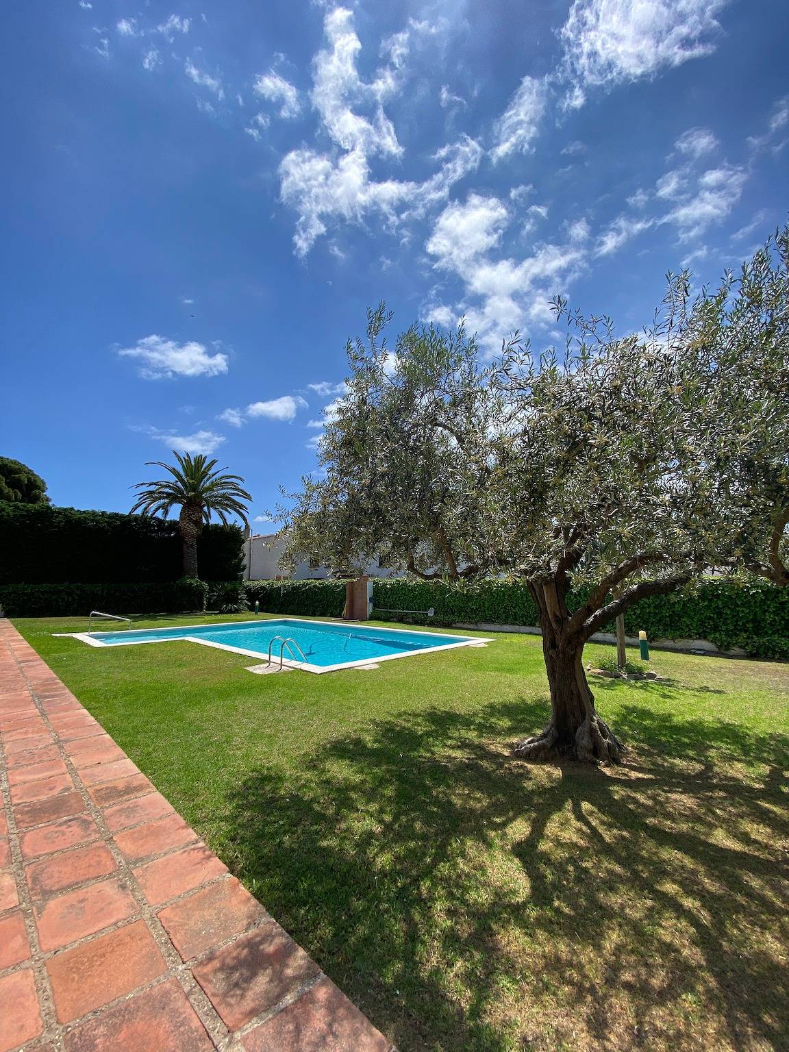 Apartamento entero, Apartamento 'Fantástico S'agaró' con piscina compartida, terraza privada y jardín compartido in S'Agaró, Platja d'Aro