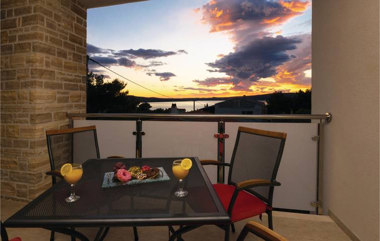 Gemütliche Ferienwohnung mit Meerblick, Terrasse und WLAN, 1,5 km von der Küste entfernt in Novigradsko More, Zadar