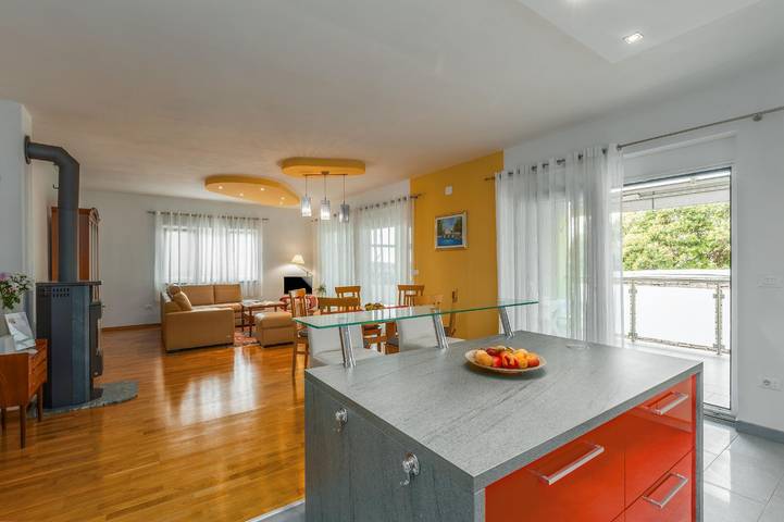 Ferienhaus für 6 Personen, mit Garten und Balkon in Kastelir