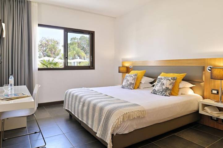 Hôtel pour 3 personnes, avec jardin ainsi que piscine et vue