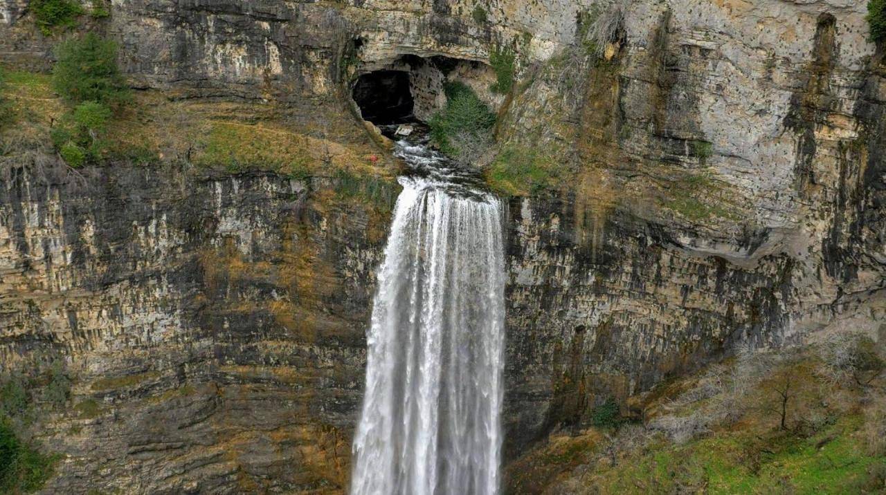 La cabaña del lago en Zafiro Lagunazo Parque Natural del Río Mundo in Riopar (rio Mundo), Riópar