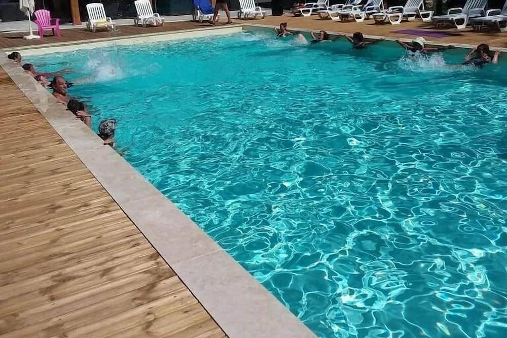 Zecamping 4* familial piscine mobil-home Tv Bbq clim 16m2 2 pers in Mialet, Cevennen