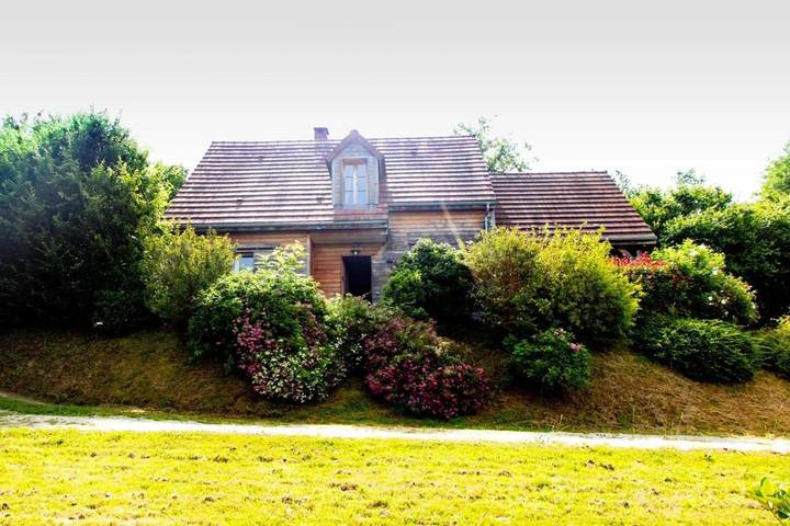 Gîte pour 8 personnes, avec terrasse ainsi que jardin et vue sur le lac à Marigny-l'Église