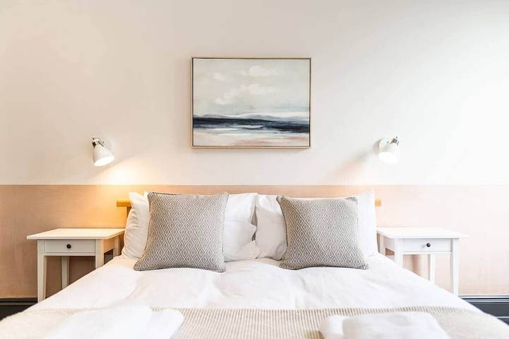 Entire apartment, Stylish Grade Ii Listed 2 Bed Flat w. Roof Terrace in Salisbury, Wiltshire